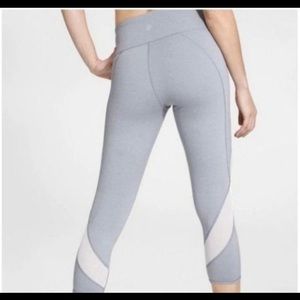 ATHLETA CAPPRI LEGGINGS. Size M.